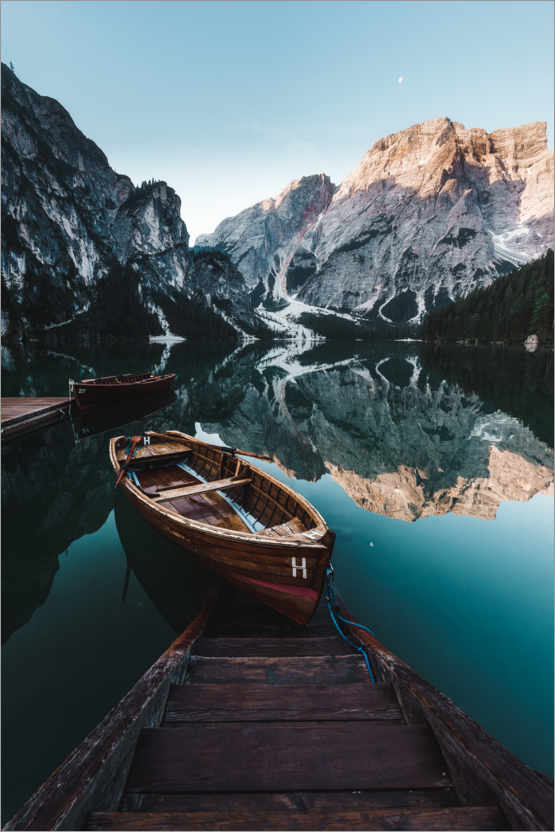 Poster Lac de Braies avec un bateau dans les Dolomites