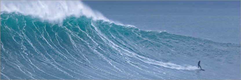 Poster Surfer dans une vague, Nazare, Portugal