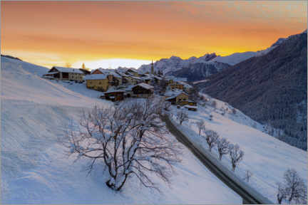 Poster Village de montagne couvert de neige à l'aube, Suisse