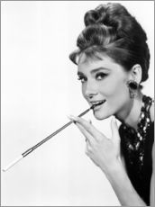 Sticker mural  Audrey Hepburn avec un fume-cigarette