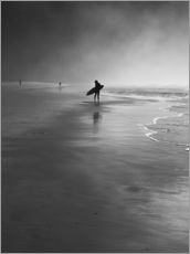 Sticker mural  Surfeur seul sur la plage, noir et blanc - Alex Saberi