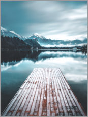 Poster  Ponton en bois au bord d'un lac de montagne - Lukas Saalfrank