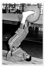 Poster  Joe Frazier pendant un entraînement avec un médecine ball