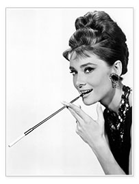 Poster  Audrey Hepburn avec un fume-cigarette