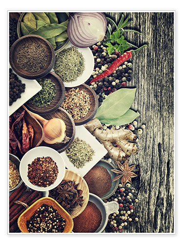 Poster Epices et herbes aromatiques sur une planche de bois rustique 